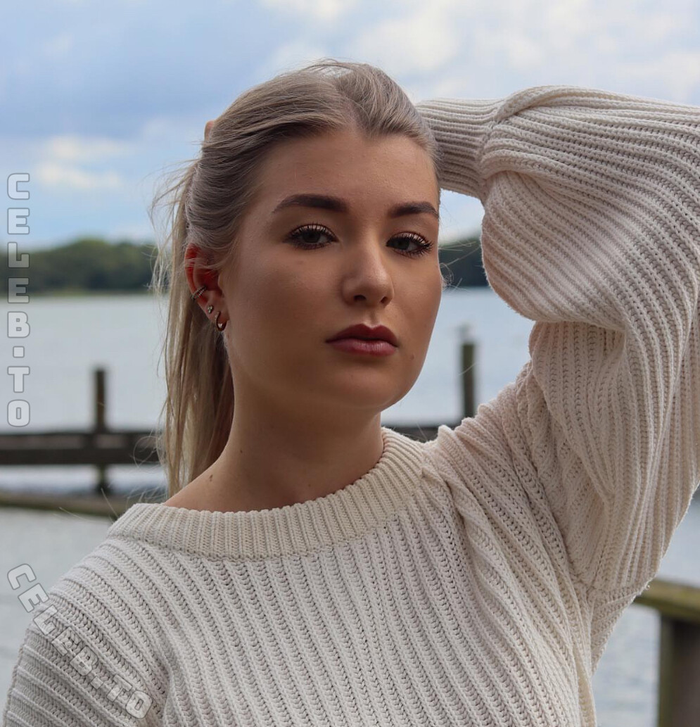 laura_ski nude photo 2