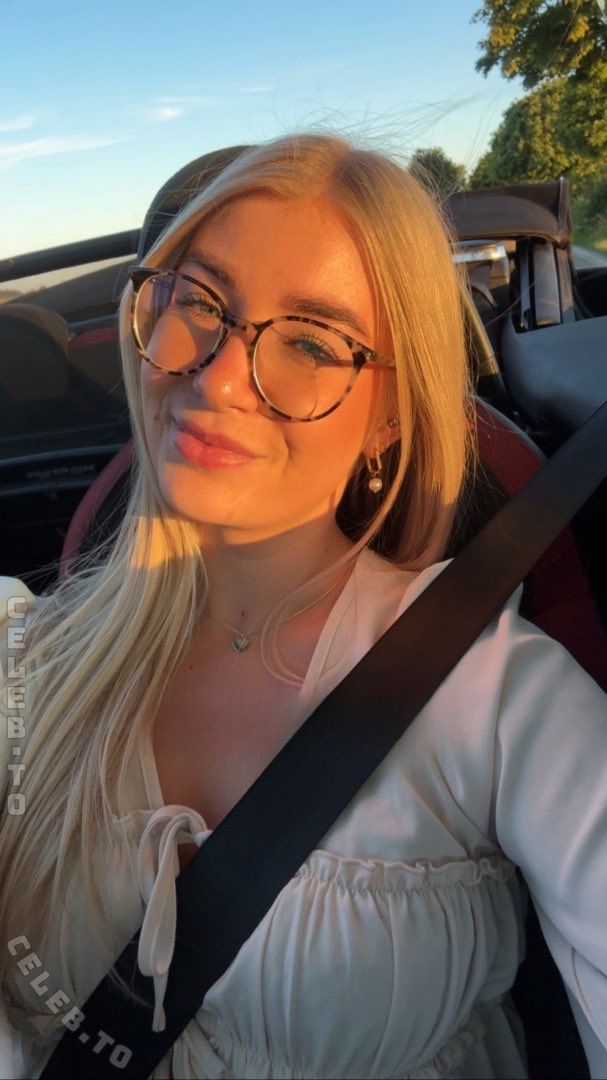 laura_ski nude photo 4