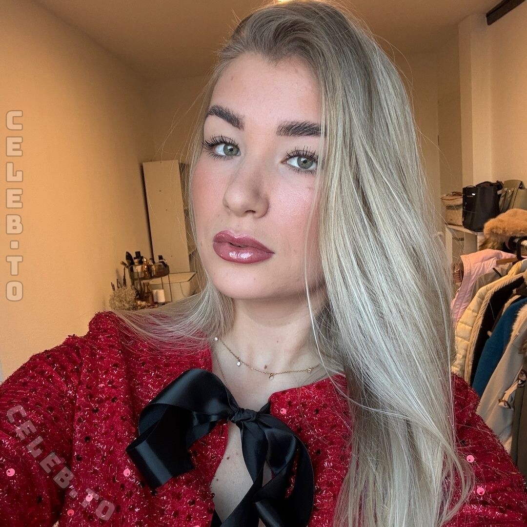 laura_ski nude photo 8