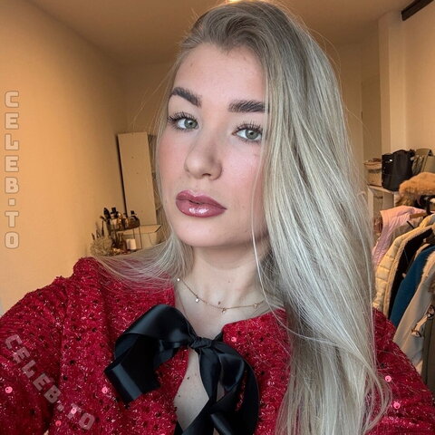 laura_ski nude photo 1
