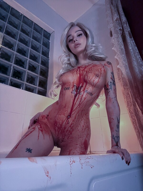 Lavlitt nude photo 2