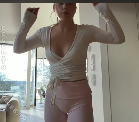 Lea Breuer nude photo 46