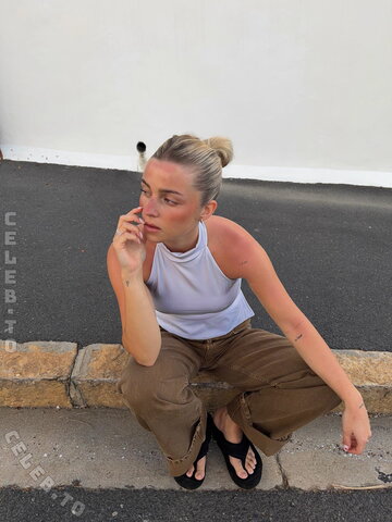 Lea Breuer nude photo 37