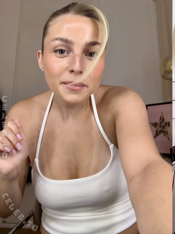 Lea Breuer nude photo 18