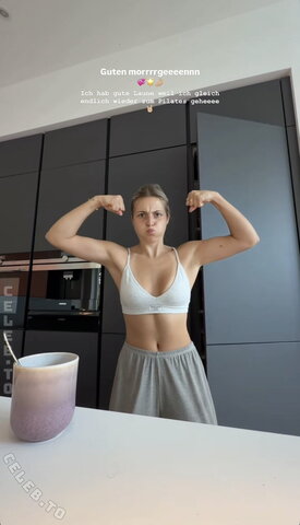 Lea Breuer nude photo 5