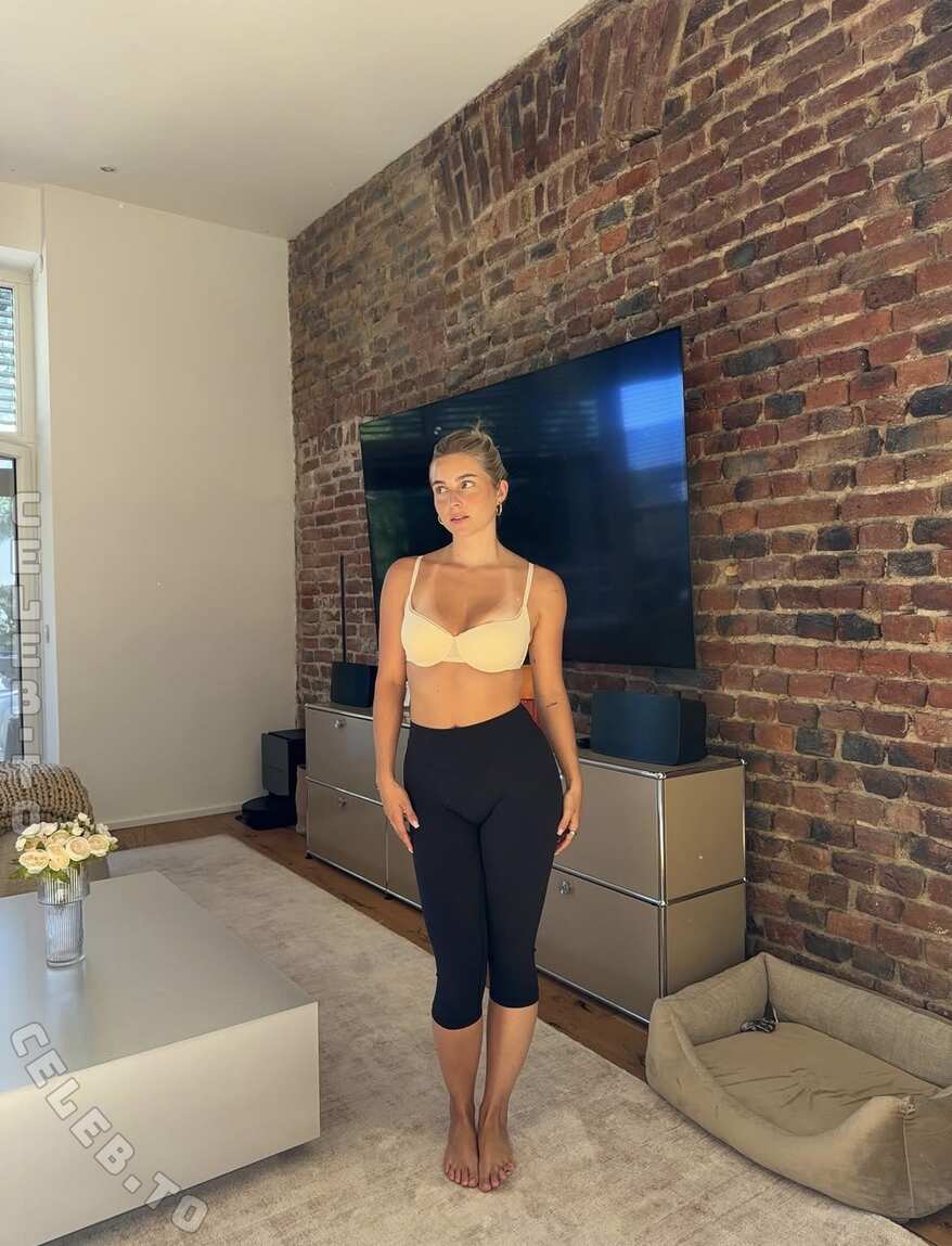 Lea Breuer nude photo 2
