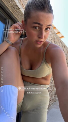 Lea Breuer nude photo 35