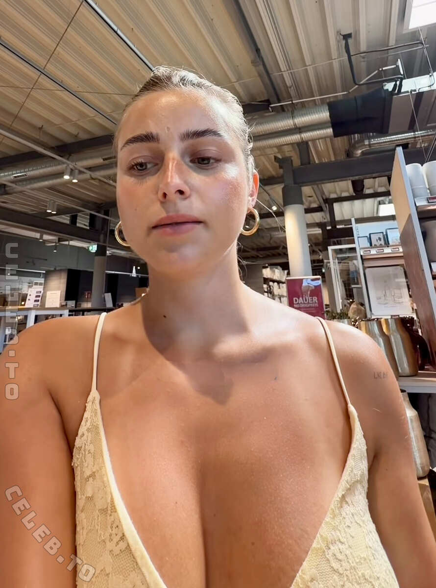 Lea Breuer nude photo 2