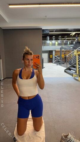Lea Breuer Hot (1 photo)