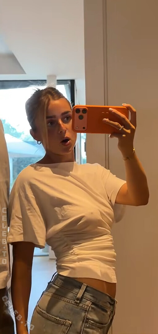Lea Breuer nude photo 3