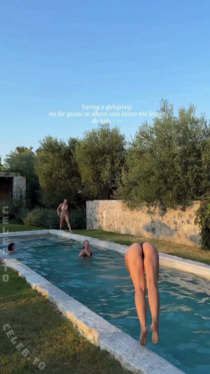Lea Breuer nude photo 1