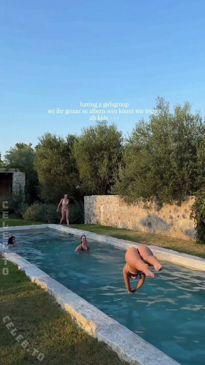 Lea Breuer nude photo 2