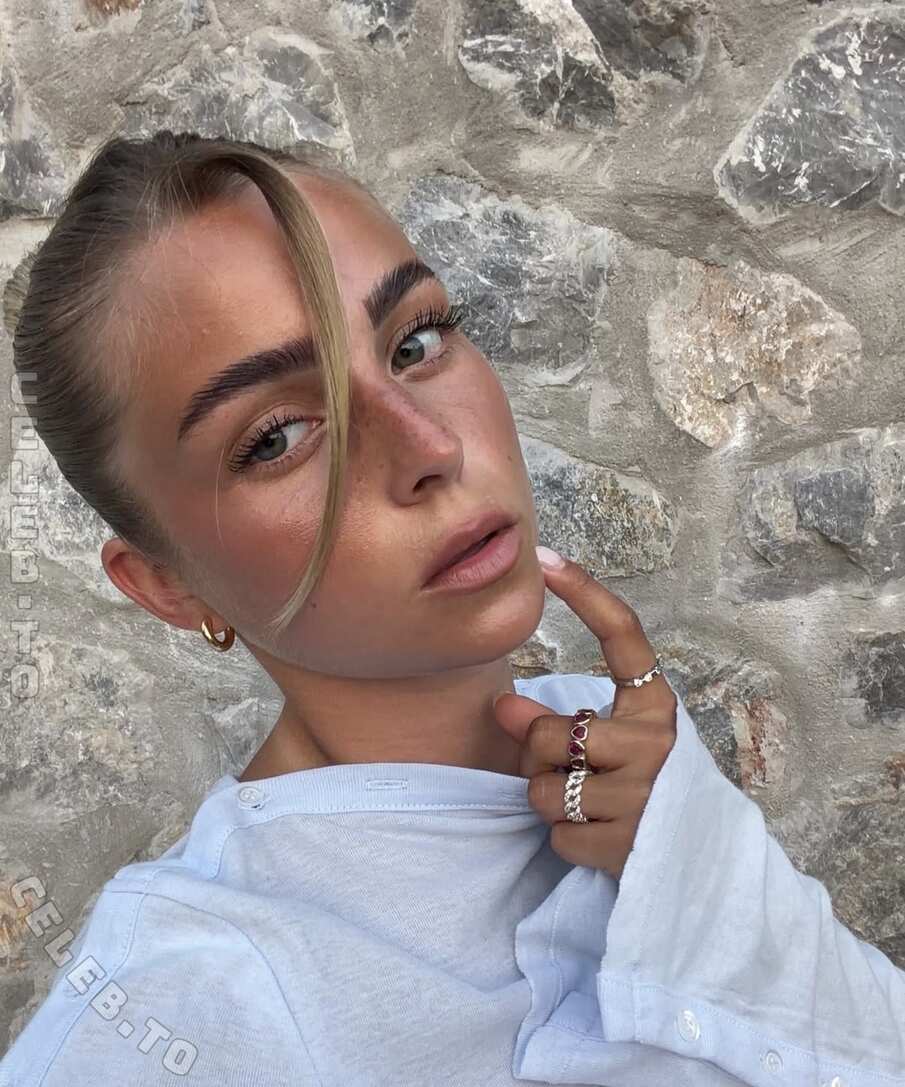 Lea Breuer nude photo 3