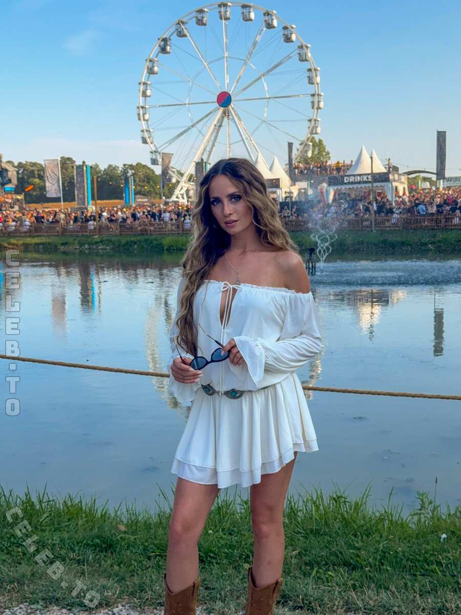 Lea Katharina Maria nude photo 7