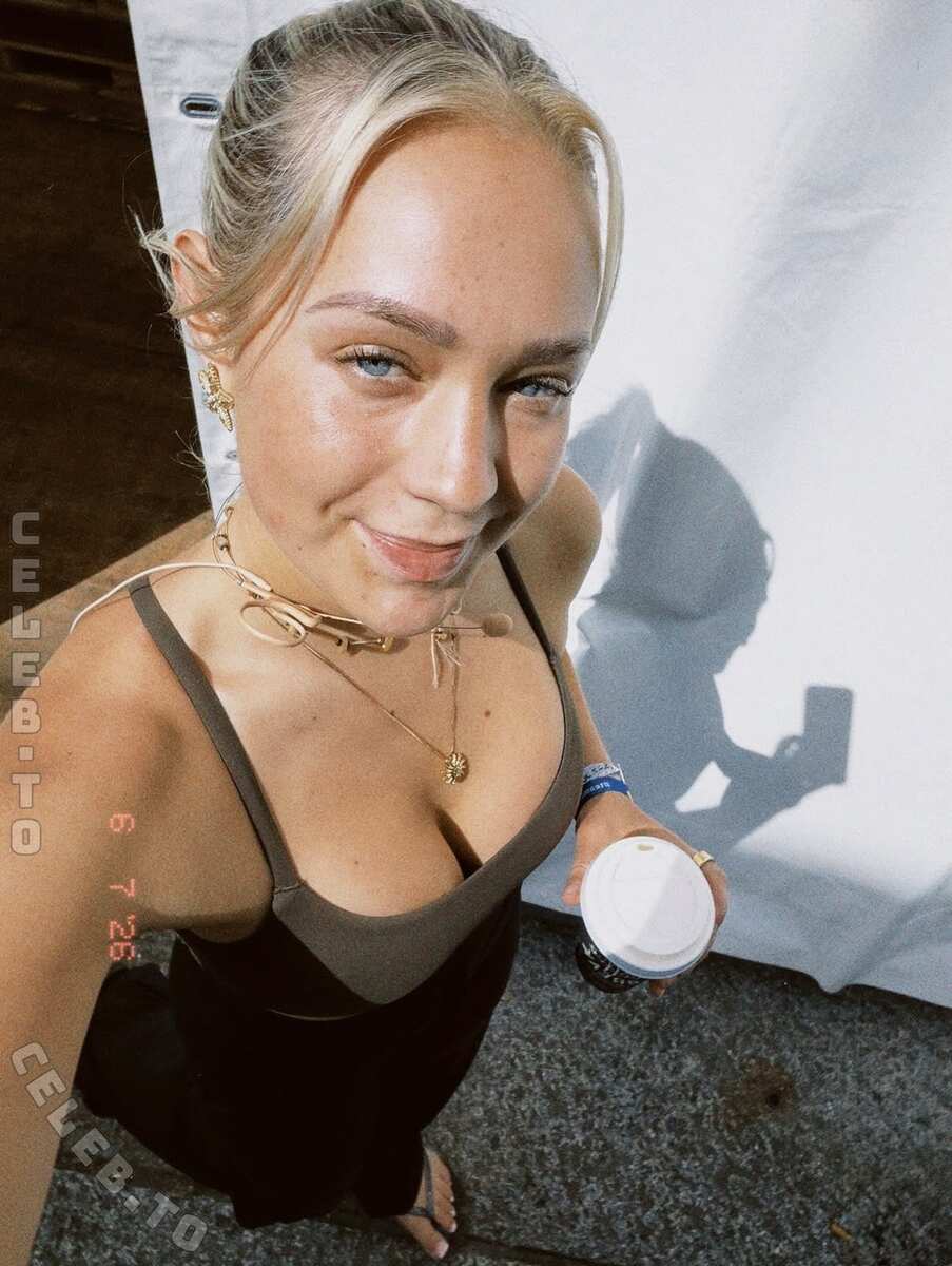 Lea Keller nude photo 3
