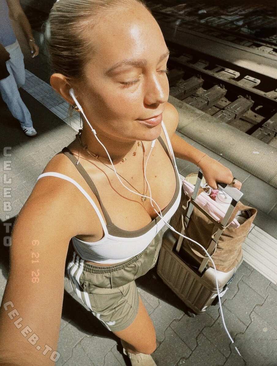 Lea Keller nude photo 4