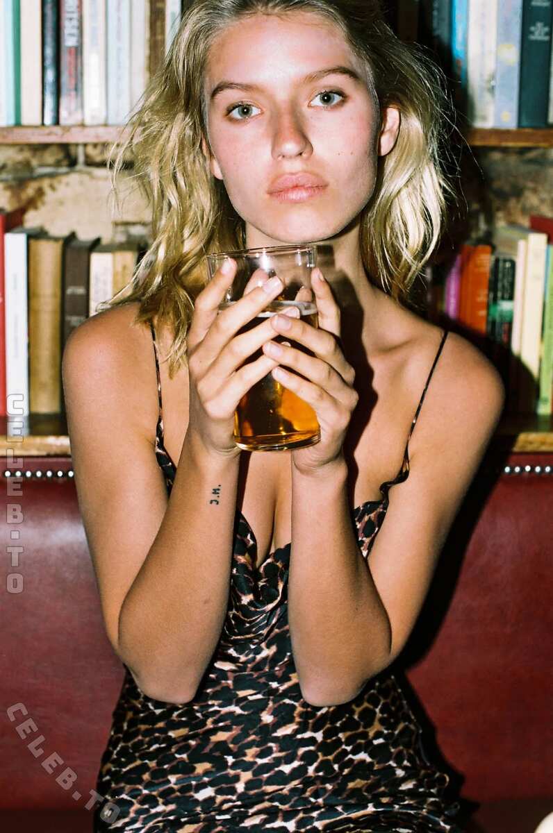 Lea Mohr nude photo 11