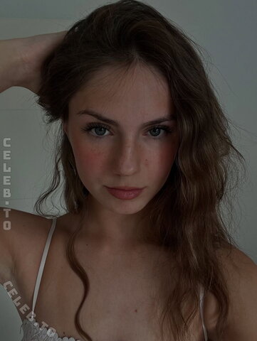 Lea Viktoria nude photo 8