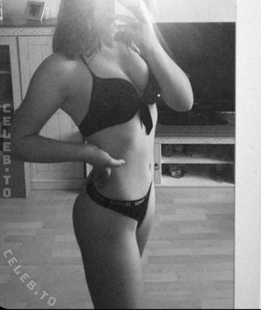 lea.crrl nude photo 13