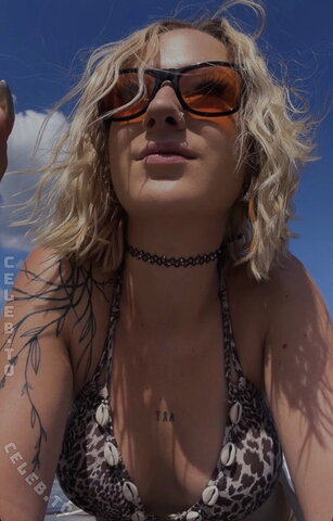 lea.crrl nude photo 6
