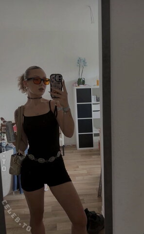 lea.crrl nude photo 5