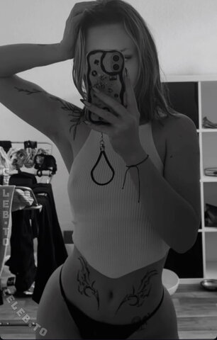 lea.crrl nude photo 4