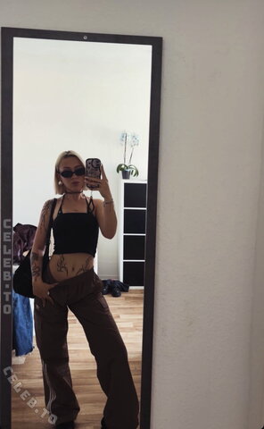 lea.crrl nude photo 2