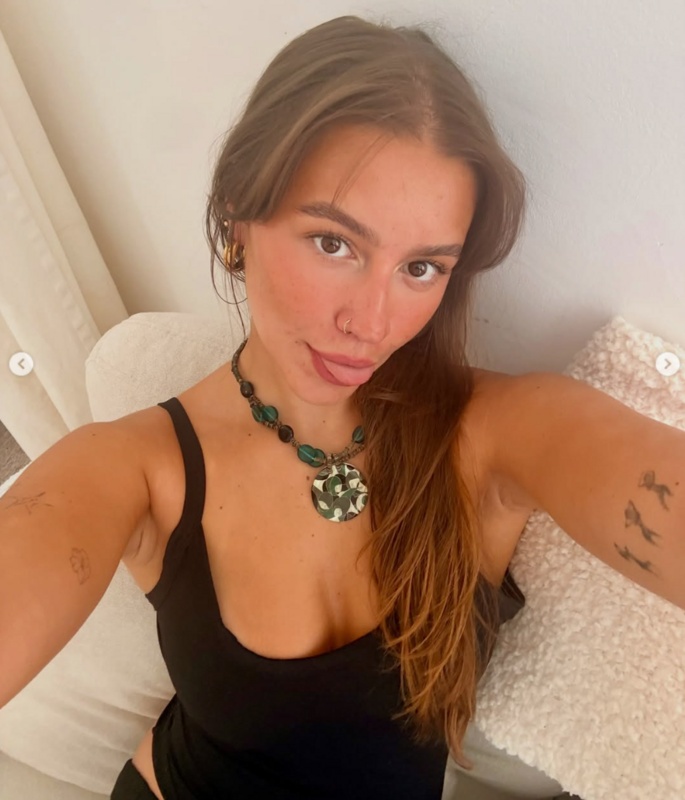 Leah Davies nude photo 1