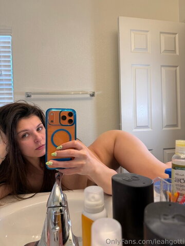 Leah Gotti nude photo 39