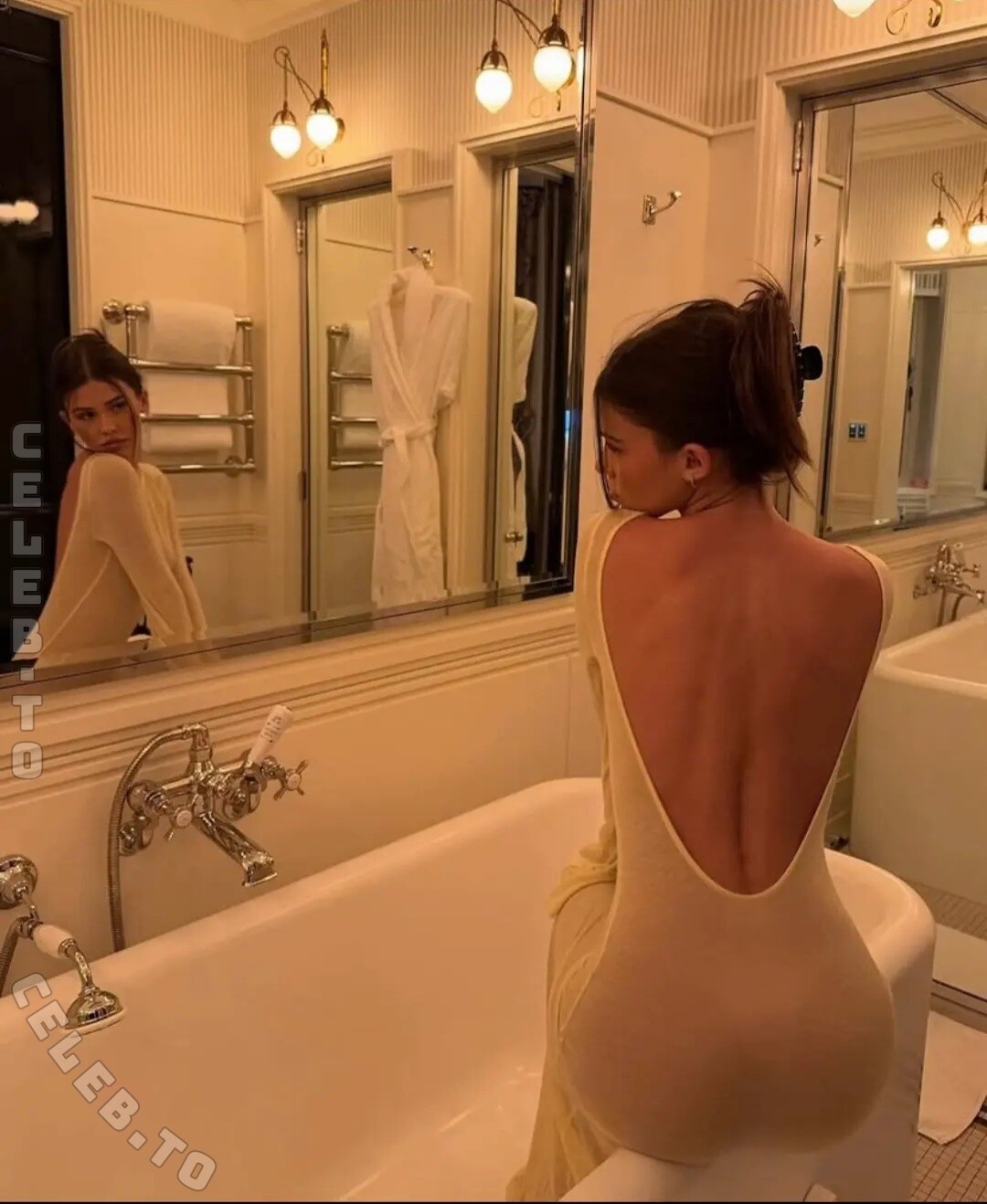 Leah Halton nude photo 4