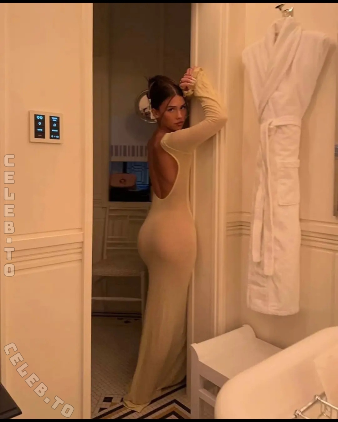 Leah Halton nude photo 6