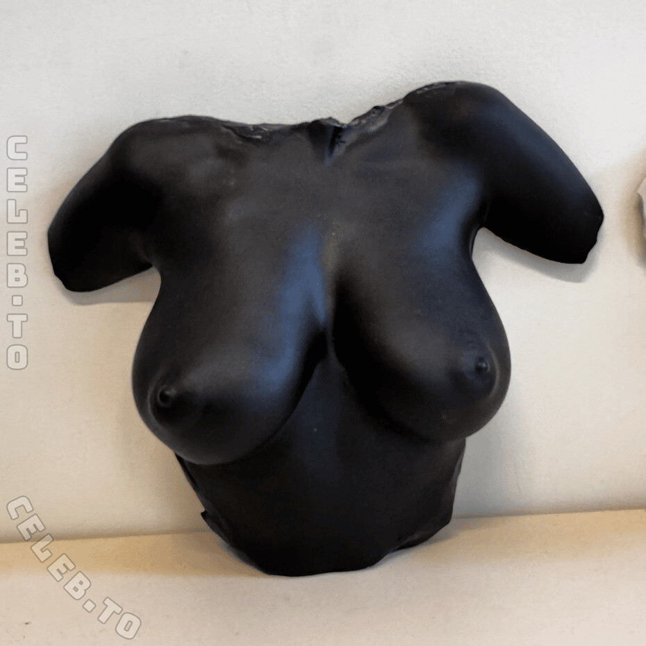 Leila Lowfire nude photo 3