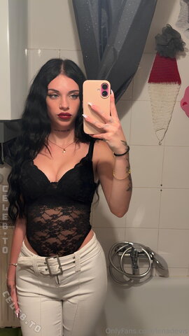 Lena Devis Hot (2 photos)