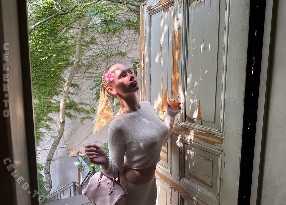 Leni Bahr nude photo 1