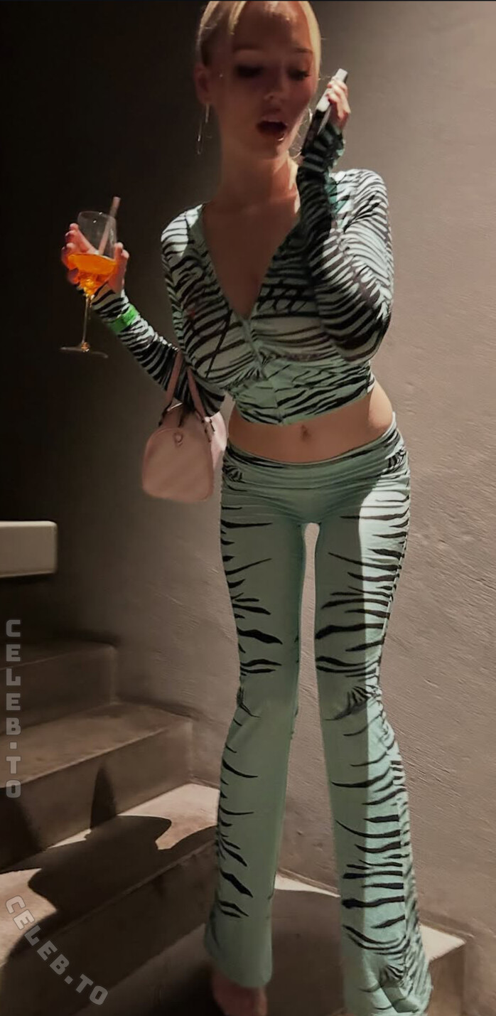 Leni Bahr nude photo 2