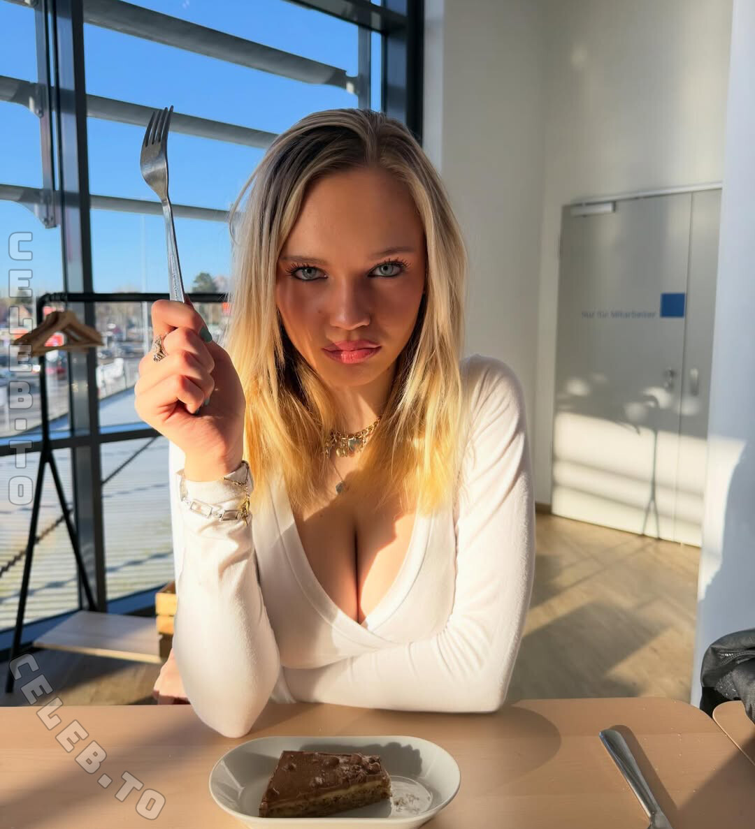 Leni Bahr nude photo 9