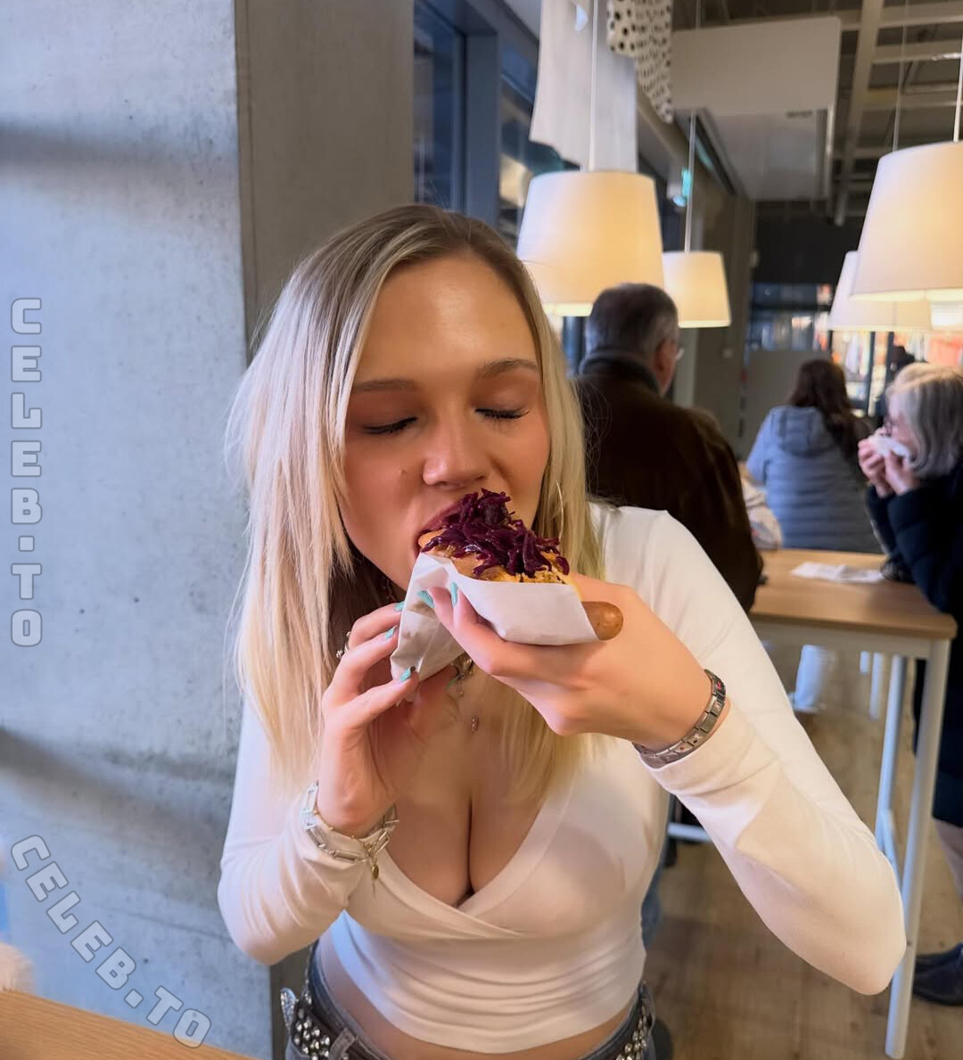 Leni Bahr nude photo 10