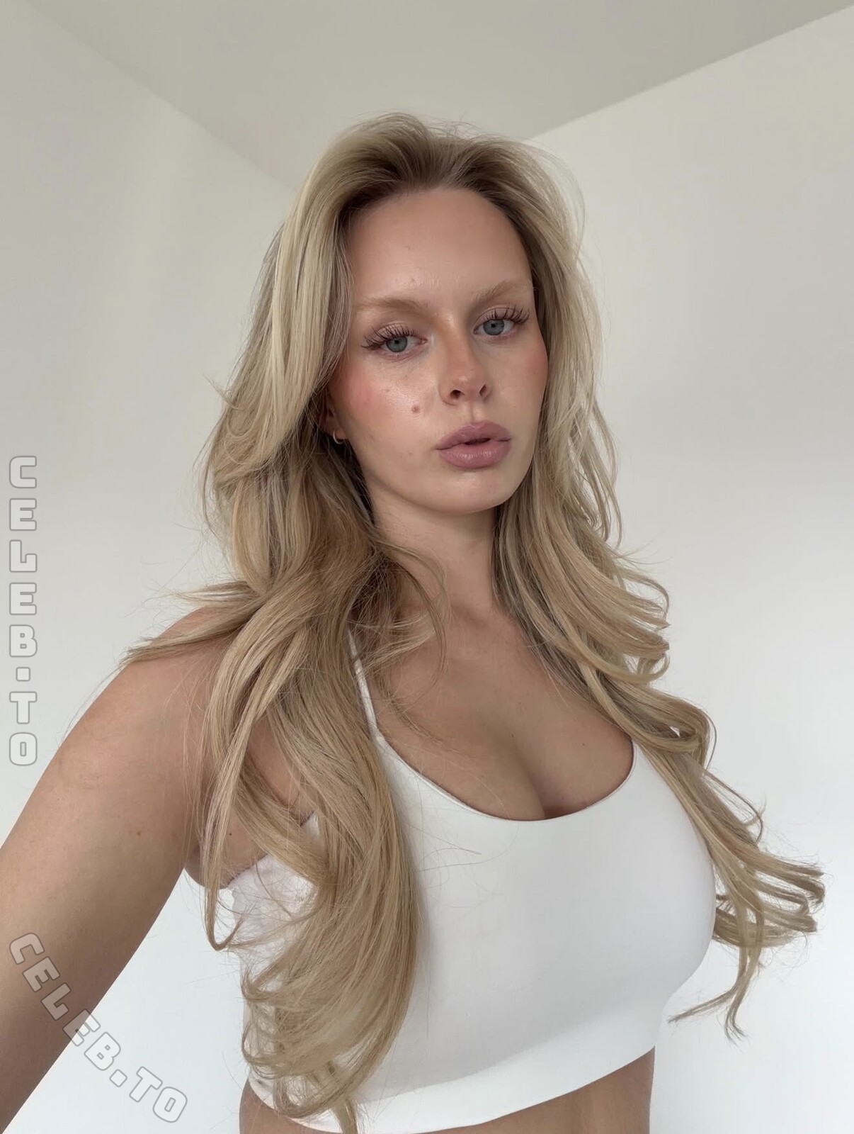 Leni Marie nude photo 1