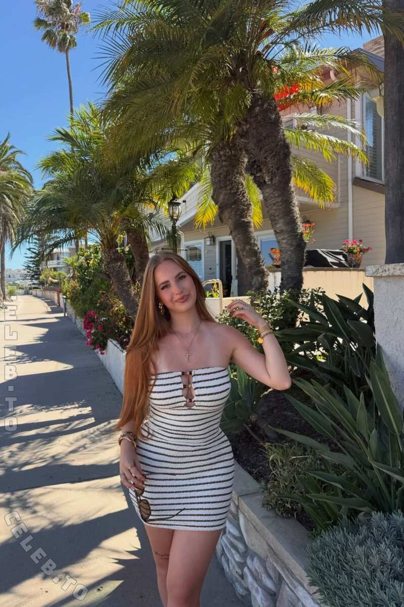 Lenia.Klm nude photo 2