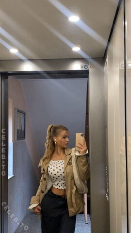 leni.zkm​A very pretty lady.