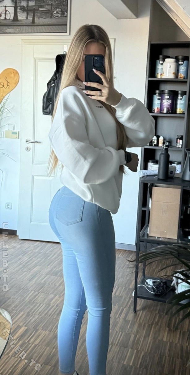 le.nxa nude photo 1