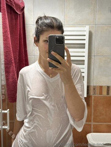 Leonie Lindner – In the shower