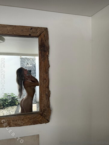 leonielana nude photo 5