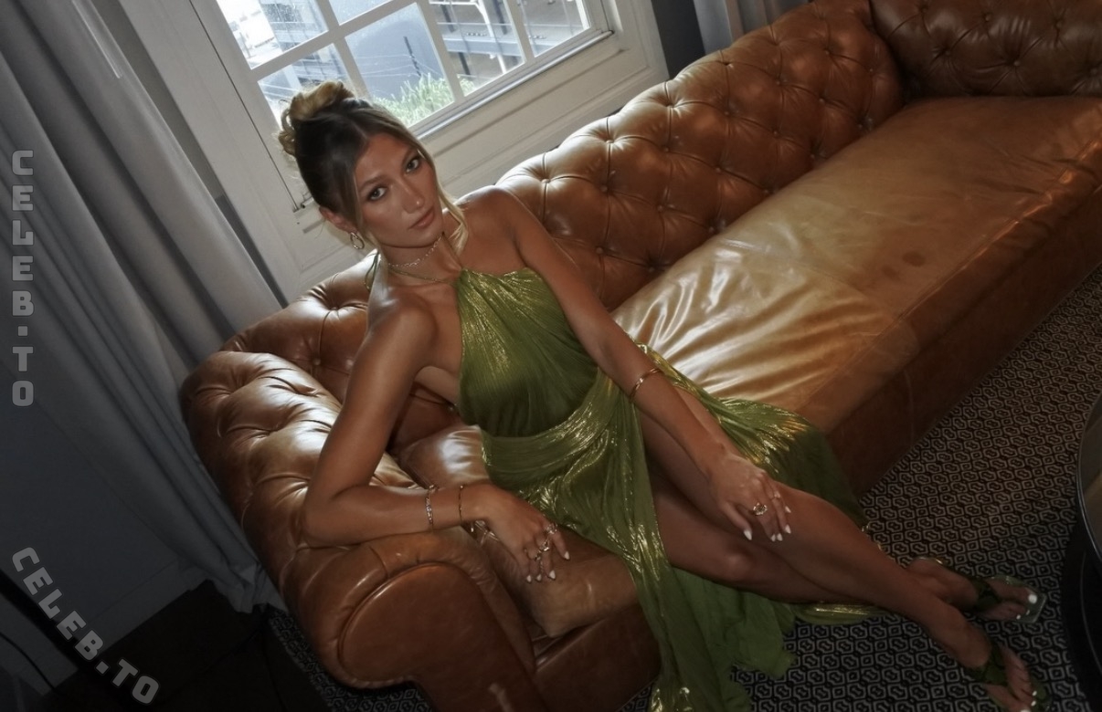 Leony Burger nude photo 1