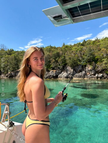 Leonyymartinek – bikini post + story