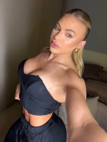 Leticia Sogiro nude photo 9