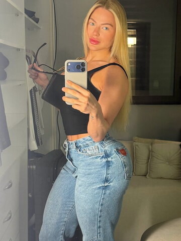 Leticia Sogiro nude photo 6