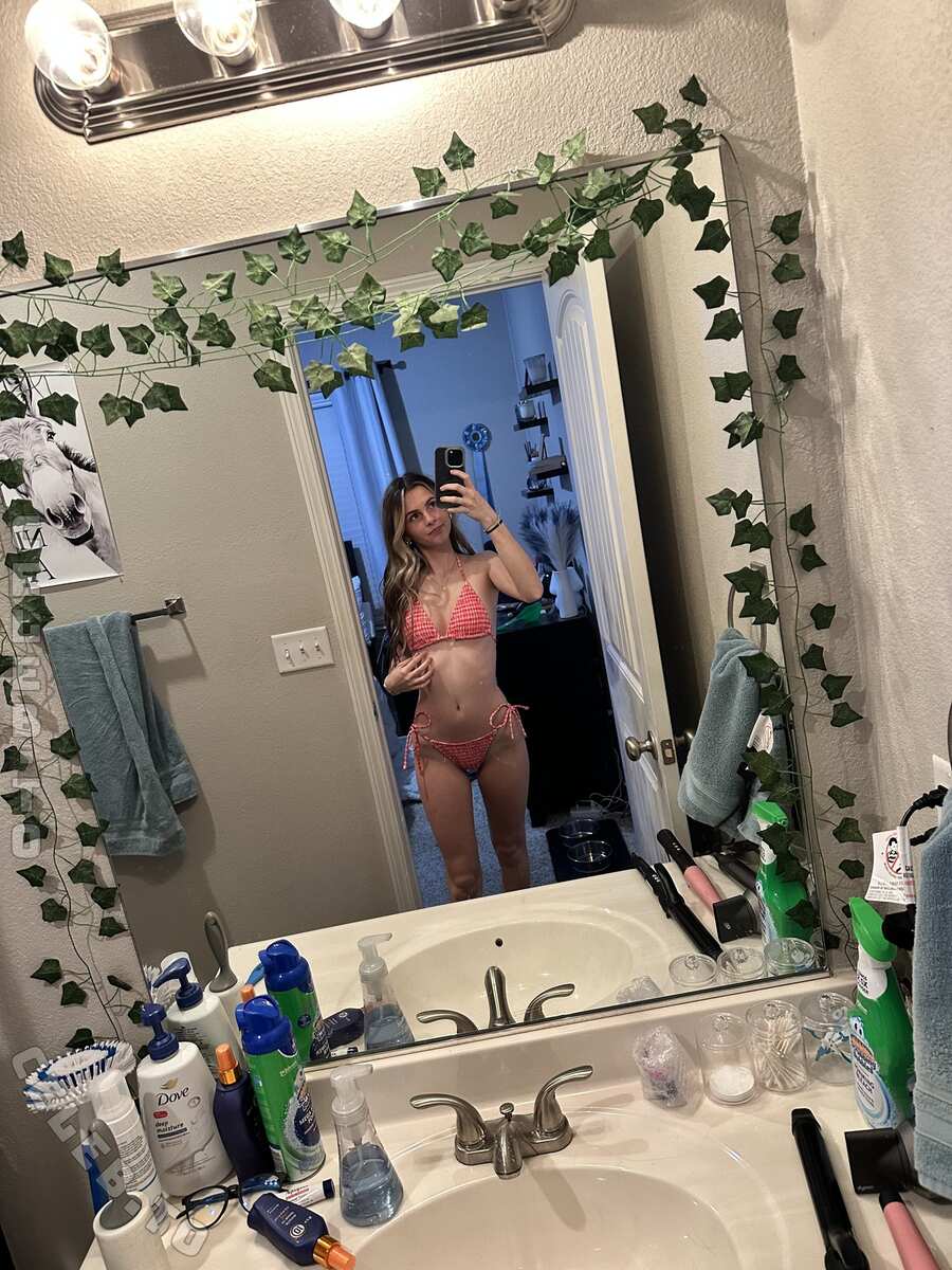 Lexi Smith nude photo 1