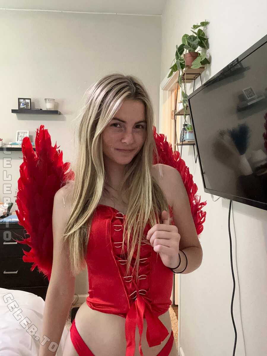 Lexi Smith nude photo 9