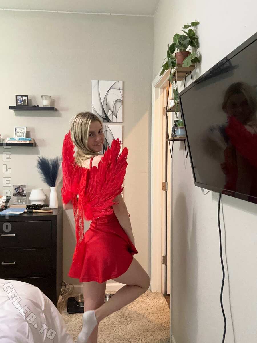 Lexi Smith nude photo 10
